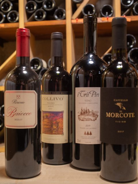 Quatre bouteilles du vin rouge Merlot del Ticino