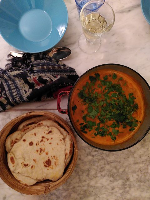 L'image montre une Mulligatawny Soup servie avec du pain indien Naan