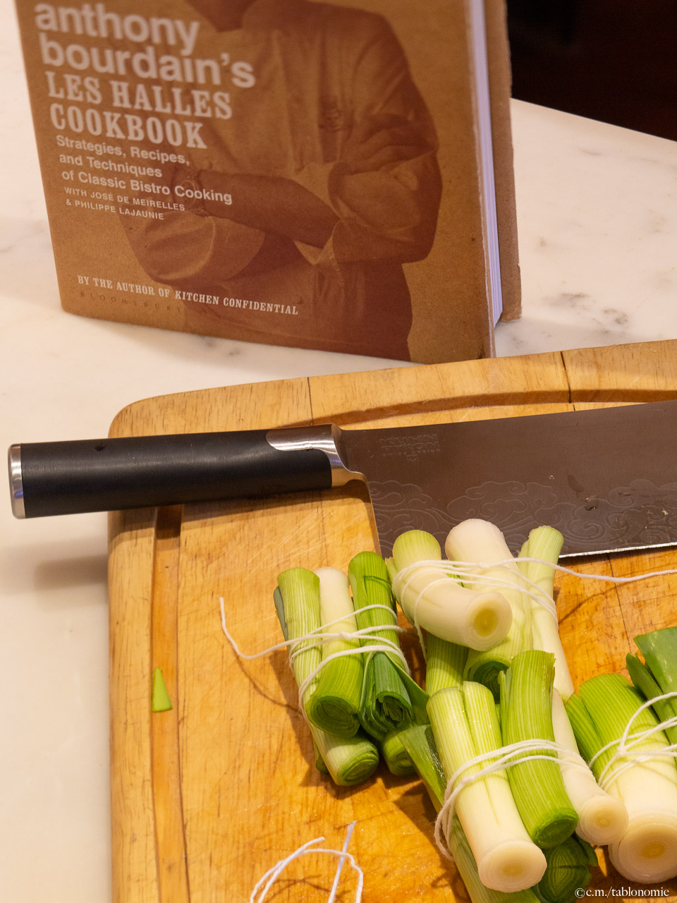 Poireaux-vinaigrette preparation 2 avec Bourdain Les Halles Cookbook