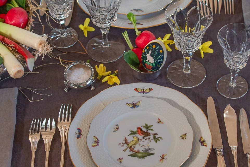 Pour Pâques, une table innovative avec décor légumes, vaisselle Herend et cristal Saint-Louis