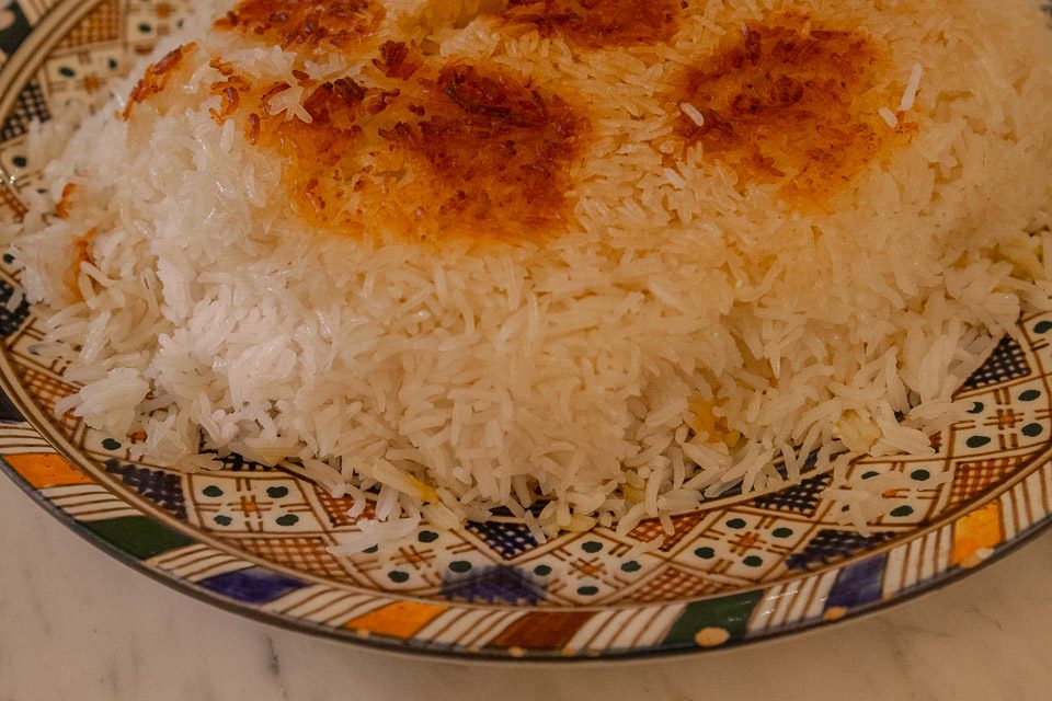 Riz persan Chelo à la vapeur, une merveille, servi dans un plat.