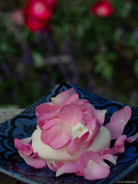 Mini-pavlova aux pétales de rose comestibles. Mini-pavlova with edible rose petals. Photo © Tablonomie / c.m. 2023