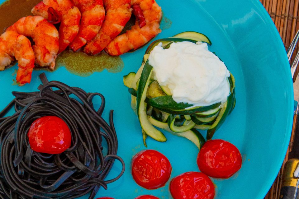Gambas, linguine noires et vertes (de courgettes), burrata. Photo © c.m. 2025