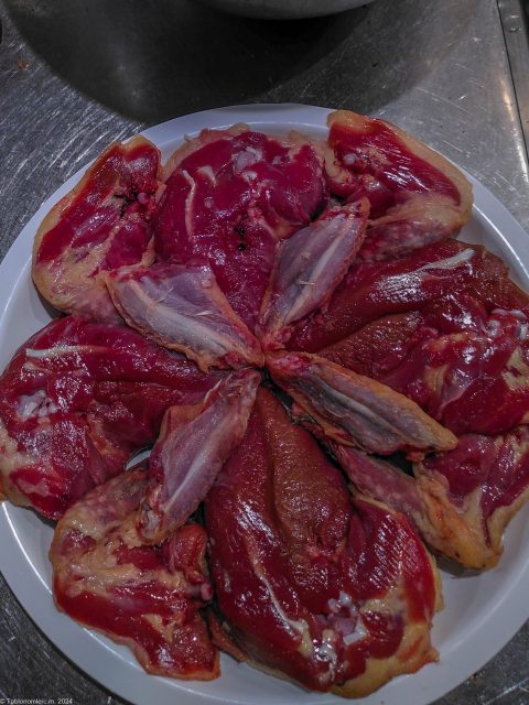 Pigeonneau désossé et joliment présenté