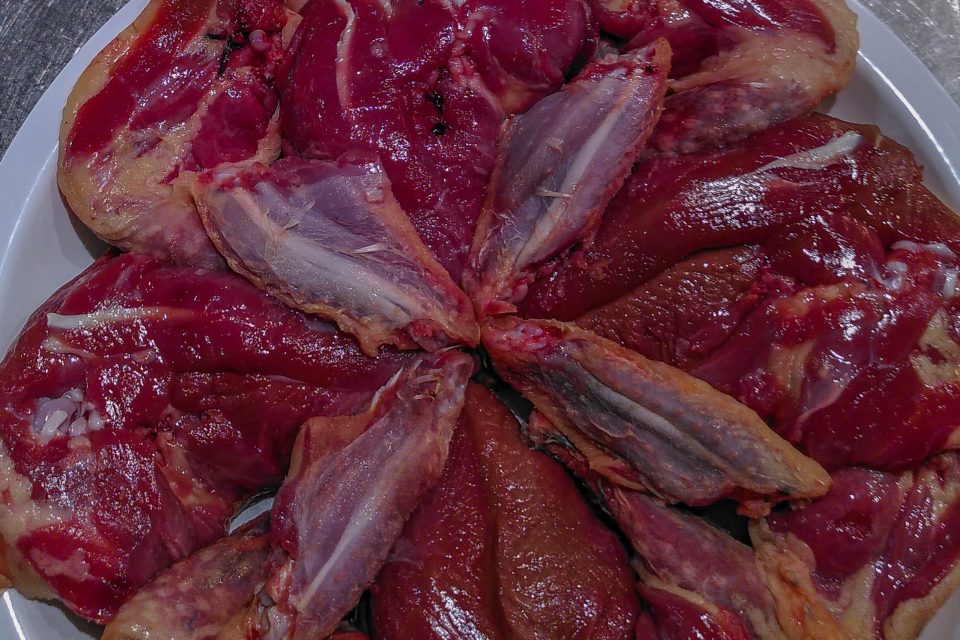 Pigeonneau désossé et joliment présenté